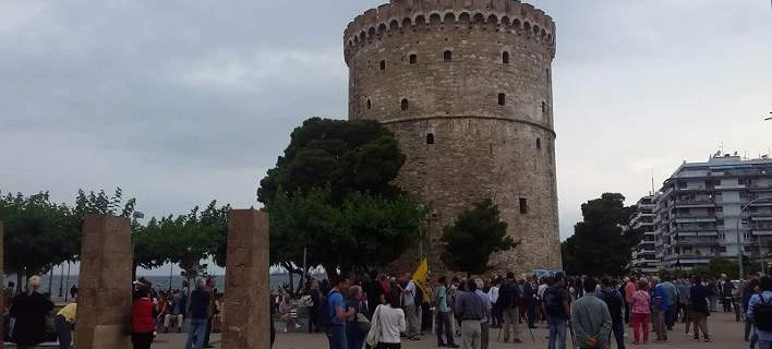 Σε εξέλιξη η συγκέντρωση συμπαράστασης για τον Γιάννη Μπουτάρη στον Λευκό Πύργο (Εικόνες)